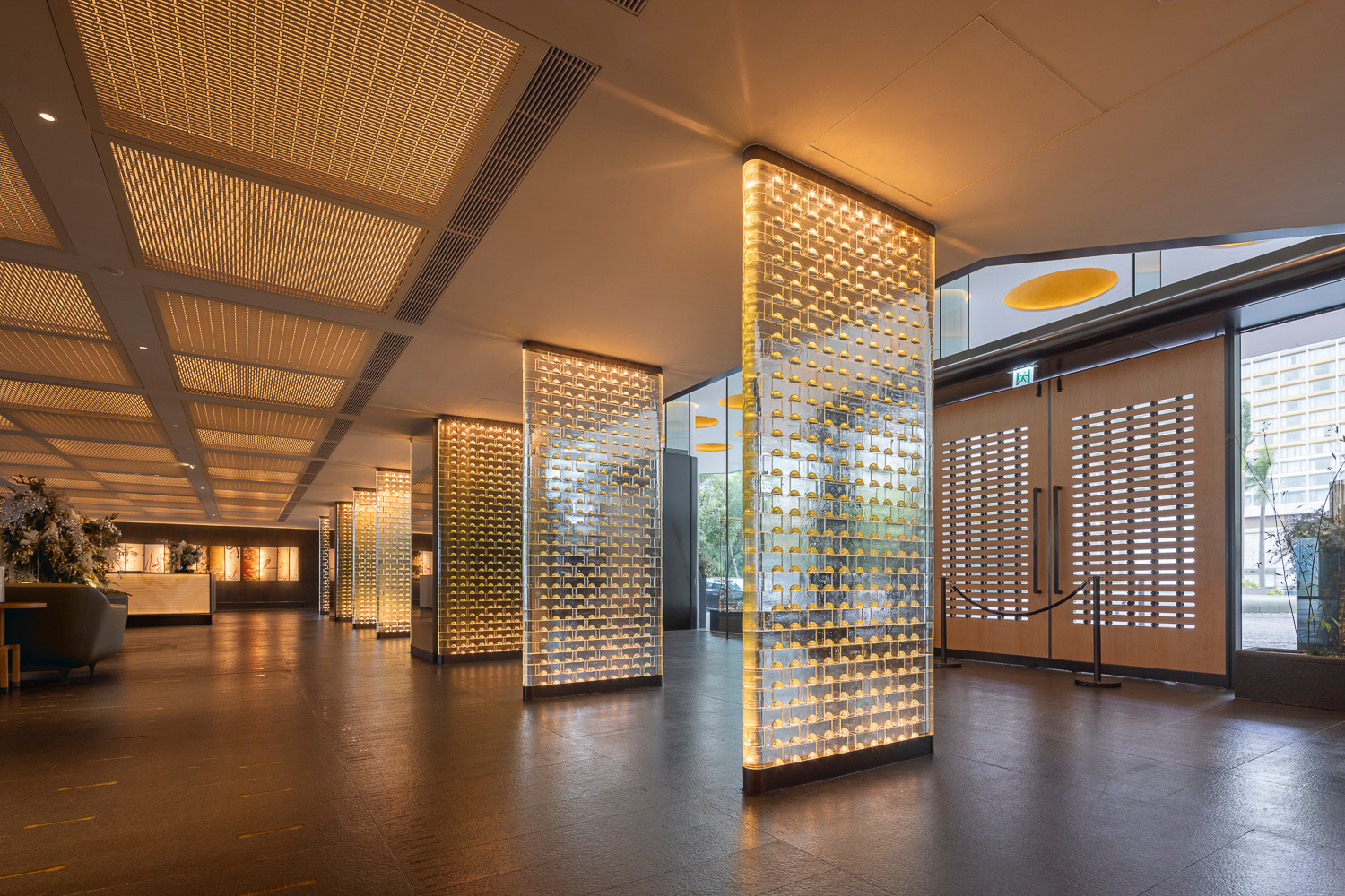 MIDAS screens wrapped around a lobby column