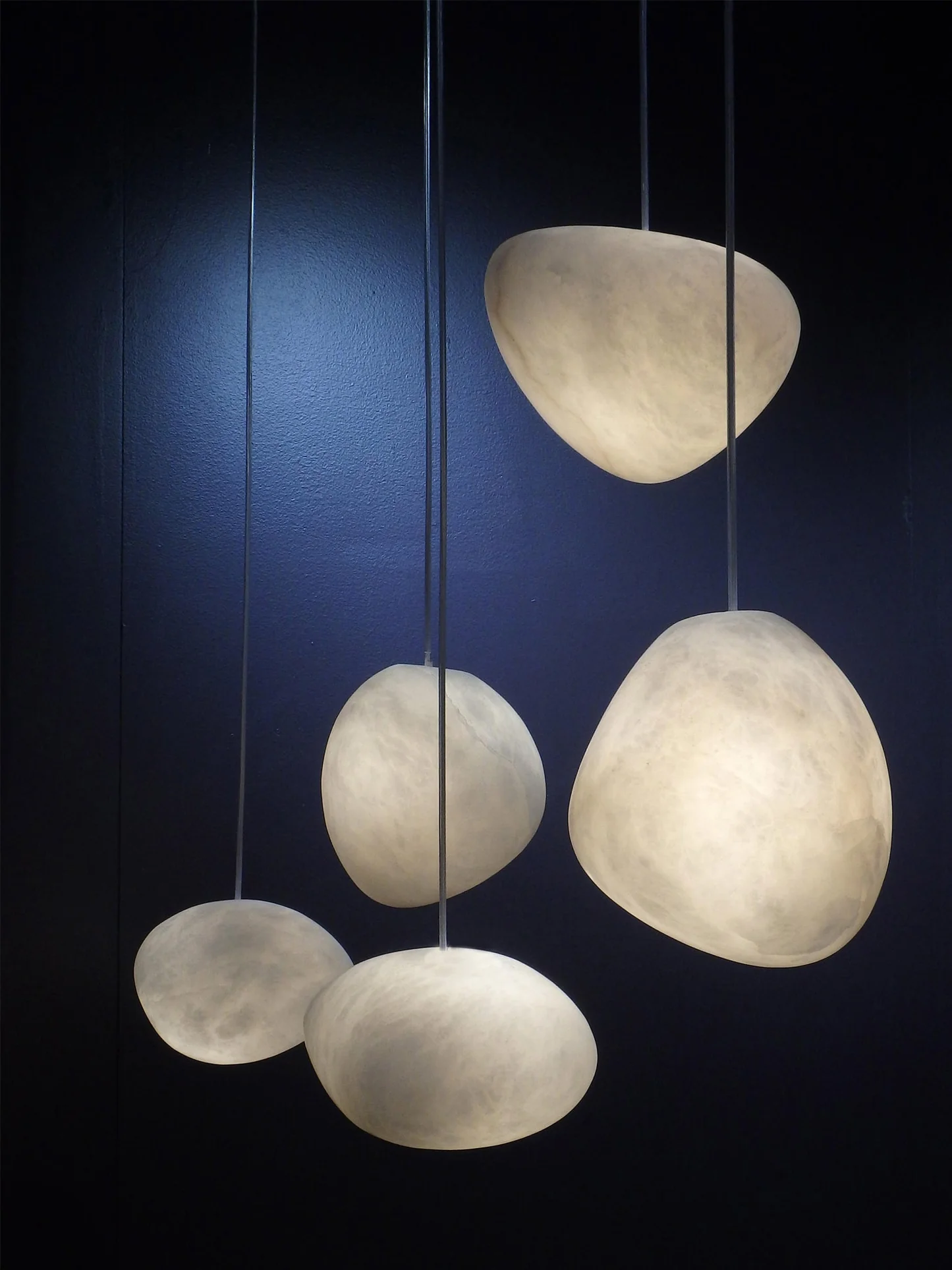 DUNE alabaster pendant light, seamless stone joins