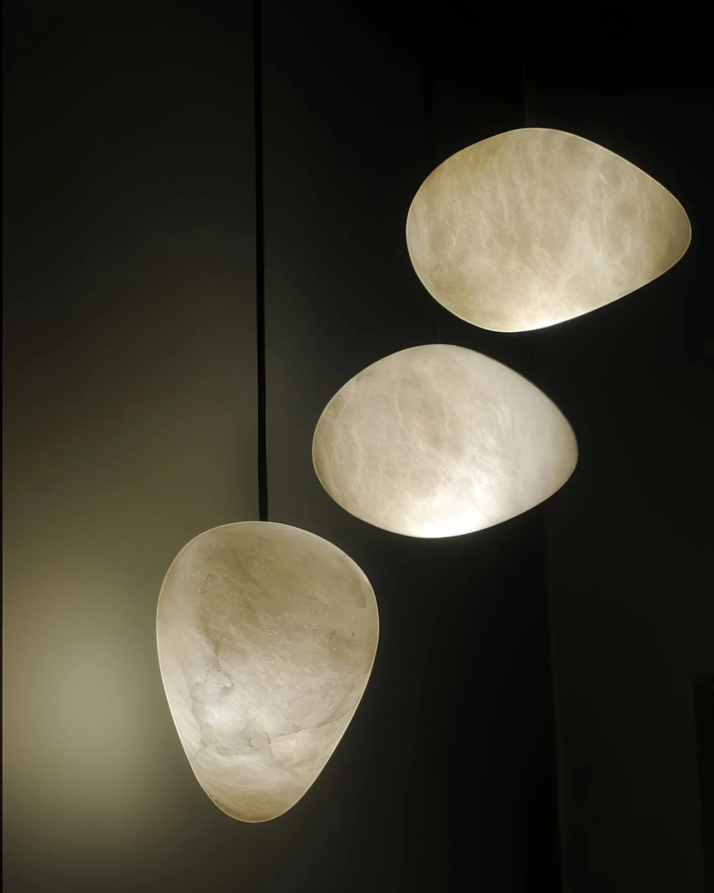 DUNE alabaster pendant light, metal fitting detail
