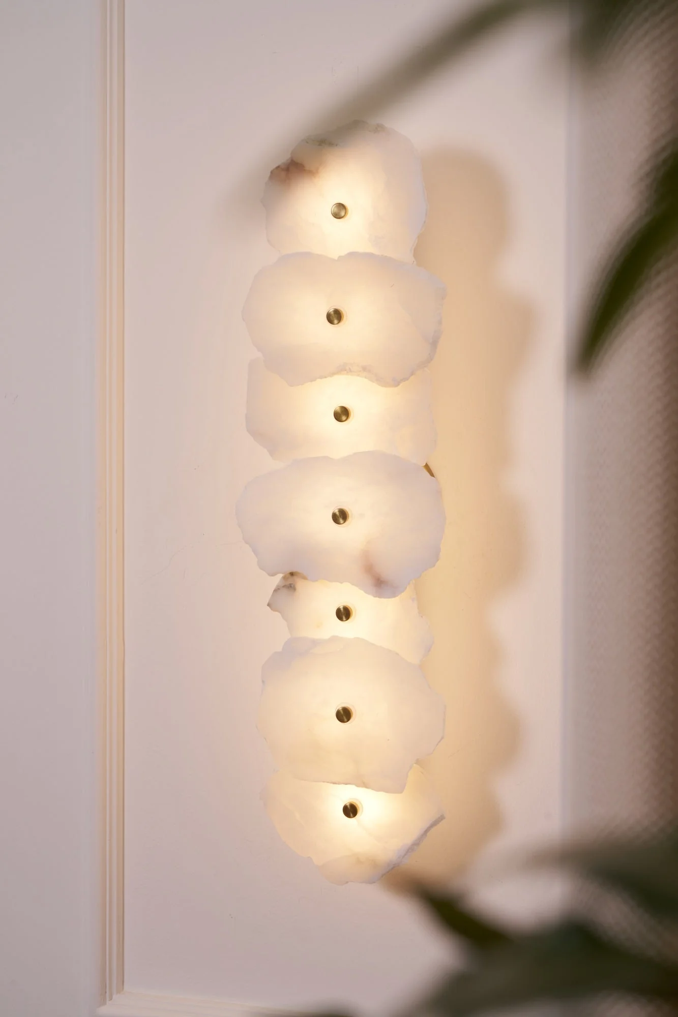 FREYA alabaster pendant light, metal fitting detail