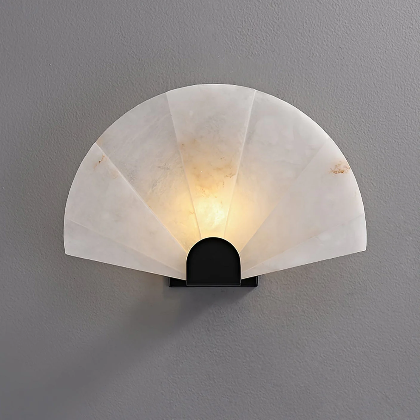 SOLEIL alabaster Wall sconce, stone veining detail